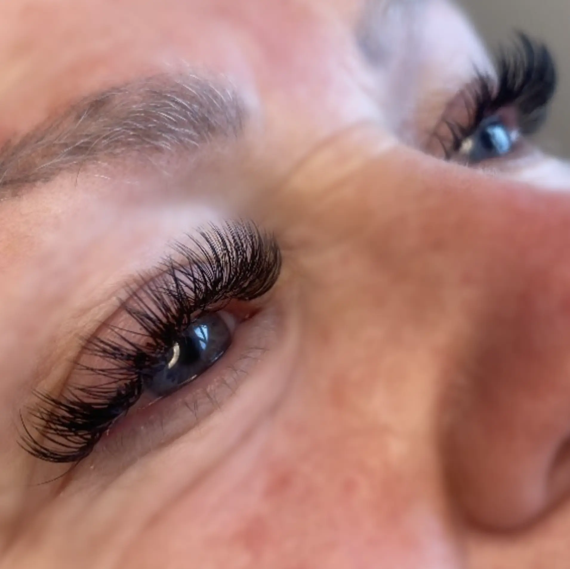 Mobreed | What to ask for if you want natural looking lash extensions? classic vs hybrid lash extensions